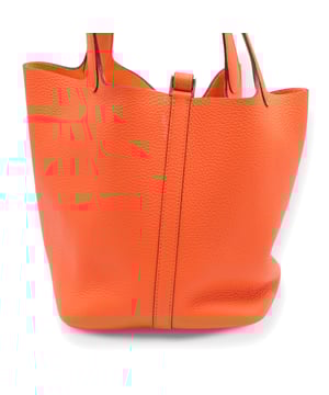Diese Picotin 22 ist aus orangefarbenem Minium-Leder in Clemence-Orange mit Palladiumbesatz gefertigt, verfügt über farblich passende Nähte und zwei Tragegriffe.

Das Innenfutter ist mit naturbelassenem orangefarbenem Minium-Leder gefüttert, ohne Innentaschen und mit einem Vorhängeschloss.

Lieferumfang: Box und Kaufbeleg. Maße: Breite: 425 mm, Länge: 550 mm, Höhe: 52 mm