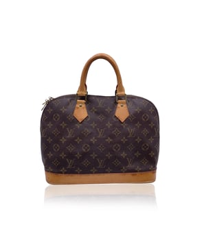 Empfohlener Verkaufspreis
Eine zeitlose Ikone: Die Louis Vuitton „Alma“ aus Monogram Canvas. Es gibt Taschen – und es gibt Ikonen. Die Alma von Louis Vuitton gehört zu letzteren. Inspiriert von einer Silhouette, die erstmals in den 1930er Jahren von Gaston-Louis Vuitton selbst erdacht wurde, hat die Alma die Zeit problemlos überdauert und ist zu einem Eckpfeiler des Erbes der Maison geworden. Dieses besondere Stück ist aus Louis Vuittons charakteristischem Monogram Canvas gefertigt, einem ebenso sofort erkennbaren wie beständigen Material. Die Alma ist zum Tragen in der Hand mit ihren eleganten doppelten Tragegriffen aus Rindsleder konzipiert und verbindet mühelos traditionelle Handwerkskunst mit funktionaler Schönheit. Die strukturierte Form wird durch natürliche Rindslederdetails an der Unterseite ausgeglichen, wodurch langsam eine Patina entwickelt wird, die mit der Zeit Ihre Geschichte erzählt. Das Innere ist mit edlem braunen Canvas gefüttert und verfügt über ein einzelnes offenes Fach, perfekt zum Verstauen Ihrer kleinen Dinge des täglichen Bedarfs. Getreu seinen Wurzeln trägt dieses Stück stolz die Gravur „LOUIS VUITTON Paris – Made in France“ an der Seite – ein diskretes Zeichen von Qualität und Prestige. Mit einem aktuellen Verkaufspreis von 1700 € bleibt die Alma eines der beliebtesten Designs des Hauses und ein Favorit von Vintage-Sammlern und Liebhabern des modernen Stils gleichermaßen. Sie zu besitzen bedeutet, ein Stück Modegeschichte zu tragen – Saison für Saison elegant neu interpretiert. Zustandsbewertung: B – SEHR GUTER ZUSTAND. Zustandsdetails: Viele Gebrauchsspuren an der Unterseite (Dunkelheit und Kratzer). Etwas Dunkelheit an den Griffen. Etwas Dunkelheit und Gebrauchsspuren an der Hardware. Vorhängeschloss und Schlüssel sind NICHT enthalten. Bitte sehen Sie sich die Fotos sorgfältig an und fragen Sie nach, wenn Sie weitere Details benötigen oder Fragen haben. Maße (cm): Tiefe: 15,2 Höhe: 24,1 Länge: 30,5 Weitere Details: Staubbeutel? Keine Schlüssel? Keine Box? Nein Maße: Breite: 152 mm Länge: 305 mm Höhe: 241 mm