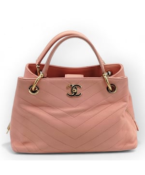 VINTAGE, RRP AS NEW
This refined tote is crafted from chevron-stitched textured calfskin leather in ivory. It features a durable top handle and an adjustable shoulder strap for versatile carrying options. The flap opens to reveal a tonal ivory fabric-lined interior, complete with a central zippered compartment and two open compartments on either side. This elegant bag offers ample space for all your essentials, whether for day or evening, showcasing the timeless craftsmanship and sophistication synonymous with Chanel.
Inclusion: Dustbag 
Remarks: The colors of strap’s ends are damaged  Measurments:  width: 736 mm height: 444 mm strap length: 1244.34 - 1258.26 mm handle drop: 290.81 mm