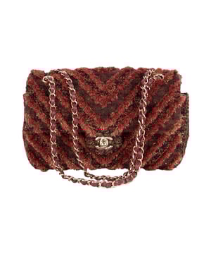 Diese Chanel-Umhängetasche mit Klappe aus Tweed aus der Chanel-Laufstegkollektion Herbst/Winter 2021 ist ein limitiertes Stück. Das Chevron-Muster auf der Tasche schimmert rot und golden, und der Korpus ist aus mehrfarbigem Tweed gefertigt.

Lieferumfang: Staubbeutel.
NFT-Option verfügbar. Mehr erfahren. Gesicherte Produktauthentizität: Dieses Produkt wird von einem renommierten und vertrauenswürdigen Partner geliefert. Mit diesem Kauf bewahren Sie ikonische Handwerkskunst, würdigen das Erbe und genießen die Schönheit des bewussten Einkaufens. Maße: Breite: 660 mm, Höhe: 457 mm