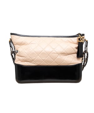 Empfohlener Verkaufspreis
Die gesteppte große Gabrielle Hobo-Tasche von Chanel ist der Inbegriff von schickem und anspruchsvollem Stil. Diese Hobo-Tasche aus hochwertigem Kalbsleder besticht durch ein gestepptes Design in Beige mit schwarzen Besätzen, ergänzt durch einen Crossbody-Kettenriemen in Gold- und Rutheniumoptik. Mit viel Stauraum und einem luxuriösen Innenfutter ist diese Tasche perfekt für jeden Anlass.

Lieferumfang: Staubbeutel.
Anmerkungen: Es sind einige Gebrauchsspuren und Kratzer vorhanden.
NFT-Option verfügbar.
Mehr erfahren.
Gesicherte Produktauthentizität: Dieses Produkt wird von einem renommierten und vertrauenswürdigen Partner geliefert.
Mit diesem Kauf bewahren Sie ikonische Handwerkskunst, würdigen das Erbe und genießen die Schönheit des bewussten Einkaufens. Maße: Breite: 762 mm, Höhe: 558 mm