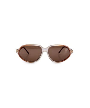 Empfohlener Verkaufspreis
Tauchen Sie ein in die stille Eleganz des Yves Saint Laurent-Archivs der 1980er Jahre mit der Vintage-Sonnenbrille HESTIA – einem raffinierten Modell, das skulpturale Anmut mit dezentem Charme vereint. Dieses in Frankreich gefertigte Modell verkörpert die Essenz der YSL-Frau: selbstbewusst, geheimnisvoll und mühelos schick. Das HESTIA-Design besticht durch eine zarte Silhouette in einem sanften Beigeton aus leichtem, hochwertigem Kunststoff. Der gedeckte Farbton strahlt vielseitige Eleganz aus, während die Form Retro-Eleganz mit modernem Touch verkörpert – eine perfekte Hommage an die Göttin, nach der sie benannt ist. Mit einer Glasbreite von 56 mm und einer Höhe von 40 mm schafft diese Sonnenbrille eine harmonische Balance zwischen Dramatik und Zartheit. Die 140 mm breiten Bügel und die Bügelbreite von 135 mm sorgen für einen bequemen Sitz, der die natürlichen Gesichtskonturen betont und schmeichelt. Zustand: A – AUSGEZEICHNET. Zustandsdetails: Wenig getragen. Gläser und Rahmen in ausgezeichnetem Zustand. Bitte überprüfen Sie die Bilder sorgfältig. Einige zeigen Pfeile an, die auf offensichtliche Mängel hinweisen. Bitte fragen Sie nach, wenn Sie weitere Details benötigen oder Fragen haben. Maximale Brillenbreite: 135 mm, Bügellänge: 140 mm, Brillenglasbreite: 56 mm, Brillenglasbreite: 40 mm, Stegbreite: 12 mm, Maße: Breite: 135 mm, Höhe: 40 mm