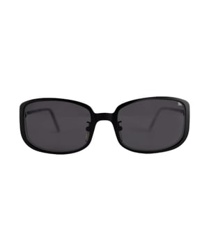 Empfohlener Verkaufspreis
Dolce & Gabbana Sonnenbrille in quadratischer Form mit schwarzen polarisierten Gläsern. Das leichte Metallband akzentuiert den Rahmen und verleiht dieser coolen Sonnenbrille von Dolce & Gabbana Eleganz.
Modell: DG 122S
Lieferumfang: Etui, Box, Reinigungstuch.
Gesicherte Produktauthentizität: Dieses Produkt wird von einem renommierten und vertrauenswürdigen Partner geliefert.
Mit diesem Kauf bewahren Sie ikonische Handwerkskunst, würdigen das Erbe und genießen die Schönheit des bewussten Einkaufens. Maße: