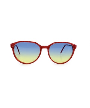 Empfohlener Verkaufspreis
Direkt aus der ausdrucksstarken Welt der französischen Mode der 1980er Jahre stammt ein seltenes Juwel: die Yves Saint Laurent Vintage Red Persephone Sonnenbrille. Hergestellt in Frankreich und aus robustem, hochwertigem Kunststoff gefertigt, verkörpert diese markante Damensonnenbrille die Dramatik und Eleganz ihrer Ära mit mühelosem Flair. In einem satten Rotton gehalten, schafft der runde Rahmen eine feine Balance zwischen Statement und Raffinesse. Mit einer Glasbreite von 56 mm und einer Höhe von 48 mm bietet sie sowohl Komfort als auch Schutz, während die 130 mm breiten Bügel einen bequemen, schmeichelhaften Sitz über eine maximale Breite von 140 mm von Schläfe zu Schläfe gewährleisten. Diese Sonnenbrille mit dem Namen Persephone weckt Mythos und Mysterium – ein Modell, das die Blicke auf sich zieht und für Gesprächsstoff sorgt. In ausgezeichnetem Vintage-Zustand (Bewertung: A - AUSGEZEICHNET). Zustandsdetails: Wenig getragen. Gläser und Rahmen in ausgezeichnetem Zustand. Bitte überprüfen Sie die Bilder sorgfältig. Einige zeigen Pfeile, die auf offensichtliche Mängel hinweisen. Fragen Sie uns gerne, wenn Sie weitere Details benötigen oder Fragen haben. Ein Standardetui ist immer im Lieferumfang enthalten. Bitte fragen Sie nach der Verfügbarkeit des Originaletuis. Maximale Brillenbreite: 140 mm, Brillenbügel: 130 mm, maximale Brillenglasbreite: 56 mm, maximale Brillengläserbreite: 50 mm, Brillenstegbreite: 12 mm. Maße: Breite: 140 mm, Höhe: 48 mm