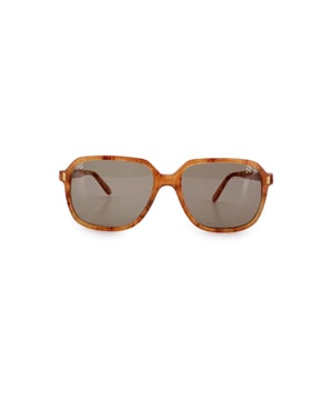 Empfohlener Verkaufspreis
Entfesseln Sie Ihre innere Ikone mit der Yves Saint Laurent ORION Sonnenbrille, einem strahlenden Schmuckstück der 1980er Jahre, das die gewagte Eleganz dieser Ära einfängt. Mit ihrer markanten Schmetterlingsform und dem leuchtend orangefarbenen Rahmen ist dieses Modell ein beeindruckendes Beispiel für YSLs mutigen Modeansatz – theatralisch, feminin und unbestreitbar schick. Die in Frankreich aus hochwertigem Kunststoff gefertigte ORION Sonnenbrille ist perfekt für Frauen, die einen auffälligen Stil lieben. Das Design zeichnet sich durch 57 mm breite Gläser, eine Höhe von 47 mm und eine komfortable Bügellänge von 140 mm sowie eine Breite von 145 mm zwischen den Bügeln aus – für eine großzügige, das Gesicht umrahmende Silhouette mit markanter Präsenz. Bewertung: A – AUSGEZEICHNET. Zustandsdetails: Wenig getragen. Gläser und Rahmen in ausgezeichnetem Zustand. Bitte überprüfen Sie die Bilder sorgfältig. Einige zeigen Pfeile, die auf offensichtliche Mängel hinweisen. Fragen Sie uns gerne, wenn Sie weitere Details benötigen oder Fragen haben. Ein Standardetui ist immer im Lieferumfang enthalten. Bitte fragen Sie nach der Verfügbarkeit des Originaletuis. Maximale Brillenbreite: 145 mm. Brillenbügel: 140 mm. Maximale Brillenglasbreite: 59 mm. Maximale Brillenglasbreite: 47 mm. Brillenstegbreite: 16 mm. Maße: Breite: 145 mm, Höhe: 47 mm.