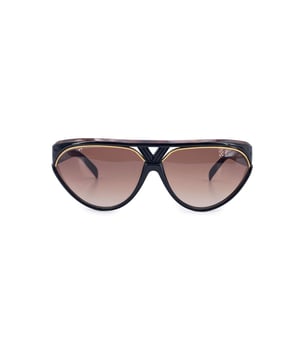Empfohlener Verkaufspreis
Markante, skulpturale und absolut unverwechselbar – diese Yves Saint Laurent Vintage Champs Élysées 8961-1 Sonnenbrille ist eine Liebeserklärung an die furchtlose Mode des Paris der 1980er Jahre. Benannt nach dem berühmten Boulevard, der Eleganz und Erhabenheit verkörpert, fängt das Modell Champs Élysées die Essenz des wagemutigen Geistes von YSL ein. Dieses in Frankreich aus hochwertigem Kunststoff gefertigte Design im Wrap-Stil verfügt über tiefschwarze Rahmen mit braun getönten Gläsern, wodurch ein markanter Kontrast entsteht, der Vintage-Selbstbewusstsein ausstrahlt. Mit übergroßen Gläsern von 65 mm Breite und 48 mm Höhe und einem Bügelabstand von 150 mm wurde diese Sonnenbrille eindeutig für einen Auftritt entworfen. Die 135 mm breiten Bügel sind anmutig gebogen und sorgen für einen sicheren und schmeichelhaften Sitz. In ausgezeichnetem Vintage-Zustand. Bewertung: A – AUSGEZEICHNET. Zustandsdetails: Wenig verwendet. Gläser und Rahmen in ausgezeichnetem Zustand. Bitte sehen Sie sich die Bilder sorgfältig an. Einige Brillen weisen auf offensichtliche Mängel hin. Bitte fragen Sie nach, wenn Sie weitere Informationen benötigen oder Fragen haben. Ein Standardetui ist immer im Lieferumfang enthalten. Bitte fragen Sie nach der Verfügbarkeit des Originaletuis. Maximale Brillenbreite: 145 mm, Bügellänge: 135 mm, Brillenglasbreite: 66 mm, Brillenglasbreite: 46 mm, Stegbreite: 15 mm, Maße: Breite: 150 mm, Höhe: 48 mm