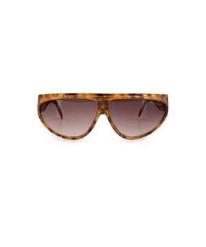 Empfohlener Verkaufspreis
Tauchen Sie ein in die dekadente Welt der 80er-Jahre-Mode mit der Yves Saint Laurent 8761-1 Vintage-Sonnenbrille – einem leuchtenden Modell, das goldenen Glamour und avantgardistisches Flair ausstrahlt. Die in Frankreich gefertigte, geschwungene Fassung ist ein eindrucksvolles Beispiel für YSLs ikonische Verbindung von Eleganz und Stil. Das Modell 8761-1 besticht durch sein strahlendes Gold, gefertigt aus hochwertigem Kunststoff, der das Licht einfängt und die Blicke auf sich zieht. Mit ihrer geschwungenen Silhouette, die sich eng an das Gesicht schmiegt, bietet diese Sonnenbrille sowohl trendbewusste Dramatik als auch sportliche Eleganz und verkörpert eine Zeit, in der Stil Grenzen sprengte. Braune Verlaufsgläser mit 100 % UV-Schutz. Die Gläser sind beeindruckend und dennoch bequem: Sie sind großzügige 63 mm breit und 43 mm hoch, eingerahmt von 130 mm langen Bügeln und einem Bügelabstand von 140 mm. Die geschwungene Form schmeichelt nicht nur dem Gesicht, sondern verleiht ihm auch ein Gefühl von Bewegung und markanter Modernität. Bewertung: A - AUSGEZEICHNET. Zustandsbewertung: A - AUSGEZEICHNET. Zustandsdetails: Wenig getragen. Gläser und Rahmen in ausgezeichnetem Zustand. Bitte überprüfen Sie die Bilder sorgfältig. Einige zeigen Pfeile, die auf offensichtliche Mängel hinweisen. Bitte fragen Sie nach, wenn Sie weitere Details benötigen oder Fragen haben. Maximale Brillenbreite: 140 mm, Bügellänge: 130 mm, Maximale Brillenglasbreite: 63 mm, Maximale Brillenglasbreite: 43 mm, Stegbreite: 10 mm, Maße: Breite: 63 mm, Höhe: 43 mm