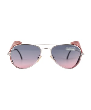 Empfohlener Verkaufspreis
Die Sonnenbrille im Pilotenstil von Roberto Cavalli ist aus glattem und langlebigem Rutheniummetall gefertigt und mit Eckabdeckungen in Schlangenhautmuster und dem Roberto Cavalli-Logo versehen. Sie verfügt über polarisierte Gläser mit dunklem Rosaverlauf, die für einen Hauch von Exotik sorgen. Modell: Occhio degli Dei 8S. Lieferumfang: Etui, Reinigungstuch, Broschüre. Anmerkungen: Nie verwendet, Aufkleber „100 % UV-Schutz“ noch intakt.
Gesicherte Produktauthentizität: Dieses Produkt wird von einem renommierten und vertrauenswürdigen Partner geliefert.
Mit diesem Kauf bewahren Sie ikonische Handwerkskunst, würdigen Ihr Erbe und genießen die Schönheit des bewussten Einkaufens. Maße: