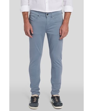 Herren  Die Slimmy Tapered in Taubenblau ist die perfekte Hose zu einem legeren weißen Hemd. Das Modell mit mittelhohem Bund und schmalem Bein ist hier aus unserem Material Luxe Performance gefertigt, das bequemen Stretch mit einem authentischen Look verbindet.