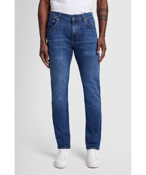 Herren  Die Slimmy Tapered Jeans werden Sie immer wieder tragen. Diese Variante ist aus Stretch Tek Earthkind Denim gefertigt, der äußerst dehnbar ist, ohne jemals die Form zu verlieren. Er hat eine dunkelblaue Waschung, und authentische Bleich- und Abnutzungseffekte sorgen für einen Vintage-Look. Tragen Sie dazu einfach ein weißes T-Shirt oder ein bedrucktes Hemd und Low-Top-Sneaker. Die Jeans von 7 For All Mankind werden aus Premiumstoffen hergestellt.