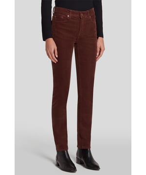 Damen  Die Roxanne ist unser charakteristisches Skinny-Modell mit mittelhohem Bund. Hier präsentiert es sich neu in kaffeebraunem Cord. In Kombination mit einem schwarzen Rollkragenpullover und Stiefeletten sind Sie darin lässig-elegant gestylt.