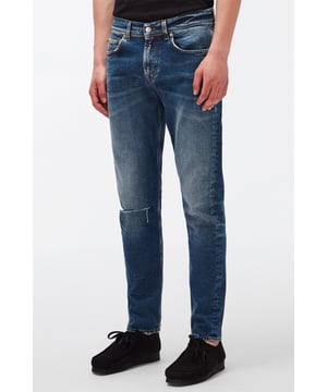 Herren  Unsere Slimmy Tapered Jeans wird aus American Vintage Denim gefertigt, der für ein authentisches Finish entsprechend behandelt wurde. Sie hat Vintage-Charme, bietet aber den Komfort unseres charakteristischen Denims. Dieses mittelblaue Modell eignet sich hervorragend für den Alltag, zu Sweatshirts, T-Shirts und Stiefeln. 7 For All Mankind Jeans werden aus hochwertigen Stoffen gefertigt.