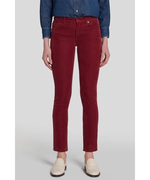 Damen  Die Roxanne ist unser charakteristisches Skinny-Modell mit mittelhohem Bund. Hier präsentiert es sich neu in weinrotem Cord. Der Farbton passt besonders gut zu indigoblauen Jeans und eleganten weißen Loafern.