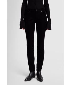 Damen  Die Roxanne zeichnet sich durch ihren mittelhohen Bund und die körpernahe Passform aus. In dieser Saison präsentieren wir sie in klassischem schwarzen Cord. Damit ist sie perfekt geeignet, um in einem schwarzen Outfit Strukturakzente zu setzen. Besonders gut gefällt sie uns zu einer Bluse mit Trompetenärmeln und Stiefeletten im Western-Stil.
