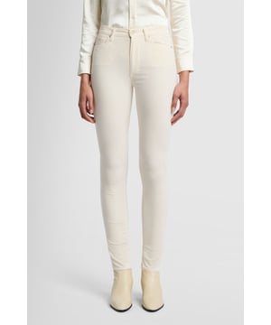 Damen  Beim Ton-in-Ton-Look kommt es darauf an, mit Strukturen zu spielen. Die HW Skinny aus eierschalenfarbenem Samt gibt allem, was Sie dazu tragen, eine luxuriöse Note. Wir lieben sie als Teil eines Outfits ganz in Weiß, mit einer Seidenbluse und Stiefeletten aus Leder.