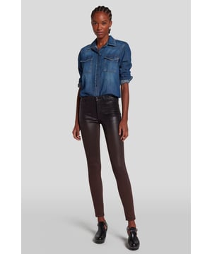 Damen  Die HW Skinny erscheinen in neuer Gestalt mit einer speziellen Beschichtung für einen ausgebleichten Vintage-Leder-Look. Tragen Sie diese Variante in Himbeerrot zu einem figurbetonten Strickpullover und Loafern.