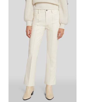 Damen  Wir haben die HW Slim Kick neu aufgelegt, diesmal mit butterweichem Kunstleder in einem coolen beigen Farbton. Unser unverkennbarer Style mit hohem Bund und dem verkürzten Bein samt Schlag ist etwas ganz Besonderes. Dazu passen Stiefel in ähnlicher Farbe sowie eine auffällige Bluse oder ein Strickoberteil.