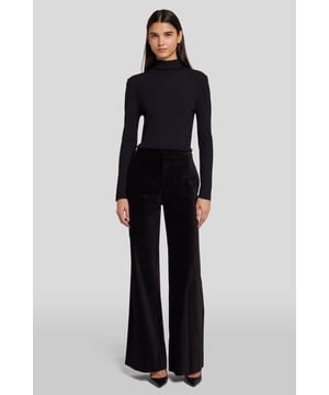 Dames  Onze Tailored Modern Dojo van luxueus zwart fluweel heeft een moeiteloze, op de jaren 70 geïnspireerde uitstraling. Dit model met hoge taille en wijde pijpen ziet er chic uit in combinatie met een versierde top, een nette blazer en spitse pumps.