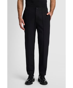 Herren  Ein Elastikbund verwandelt die klassische Chinohose in ein bequemes Basic-Teil fürs Wochenende oder für Reisen. Die Hybrid Chino aus unserer Linie Dynamic Luxe ist gleichzeitig funktional und stilvoll. Tragen Sie sie als Teil eines Outfits ganz in Schwarz, mit einem T-Shirt und Oxford-Lederschuhen.