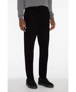 Herren  Cargo-Chinos kombinieren den Schnitt einer klassischen Chinohose mit den praktischen Details einer Cargohose und machen sie zu einem unverzichtbaren Kleidungsstück. Diese schwarze Variante ist praktisch auf Reisen oder am Wochenende, kombiniert mit T-Shirt und Vintage-Sneakern.