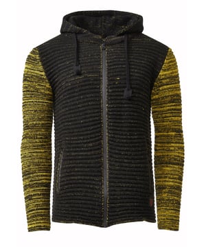 Rusty Neal Herren Strick-Pullover
 
Passform: Casual Fit
Material: 70% Polyacryl, 30% Baumwolle
Gewicht: 800 gr
Herstellungsland: Türkei
Webart: Grobstrick
Kragenform: Kapuze
 
ZUFRIEDENHEITSGARANTIE: Bei uns kaufen Sie ohne Risiko, da wir unbegründete Rückgaben akzeptieren und zeitlich die Rückzahlung Erstatten. Unsere Firmenphilosophie lautet nach wie vor: "Der Kunde ist König" unser Anliegen ist es zu jeder Zeit den bestmöglichen Service zu bieten mit Firmensitz: Deutschland
HERSTELLUNG/PRODUKTION: Als Gründer wie auch Hersteller, Designen und Produzieren wir unsere Produkte als Familienunternehmen von A-Z autonom, daher können wir Qualität garantieren wie auch ein optimales Preis-Leistungs-Verhältnis. Hergestellt unter fairen Arbeitsbedingungen mit hochwertigen Materialien welche schonend verarbeitet wurden (kein Chemiegeruch). Zeitloses Design aus dem Herkunftsland: Türkei
PASSFORM: Angefertigt aus qualitativ hochwertiger wie auch anschmiegsamer Baumwollmischung, garantiert dieser Pullover einen absolut bequemen Sitz mit Wohlfühlfaktor. Unser Model trägt bei einer Körpergröße von 1,85 m und einem Gewicht über 80 kg die Größe: M (Medium). An den Europäischen Markt angepasst bieten wir diesen Pullover in folgender Passform an: Casual Fit
ANLASS: Für die kalte Jahreszeit ist dieser Strickpullover sehr warm und bequem zu tragen, KEIN KRATZEN durch hochwertige Materialien und Verarbeitung, das zeitlose und doch Moderne Design garantiert einen Stilvollen Auftritt, ob im Büro oder Business Meetings wie auch Casual am Nachmittag oder als toller Akzent auf Partys oder anderen Veranstaltungen.
MASCHINENWÄSCHE: Durch die hochwertige Verarbeitung der Materialien treten nach der Wäsche keine Farbverluste auf, auch das Einlaufen des Pullovers ist kein Thema mehr! Qualität die sich auch nach unzähligen Waschgängen gewaschen hat!
 