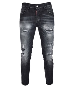 Skater Jeans Dsquared2 schwarz aus Baumwolle.Verwaschener Effekt an den Beinen.Risse an den Oberschenkeln.Knopfverschluss mit rotem Logoetikett.Brauner Rückenpatch aus Wildleder mit  995 -Schriftzug.Gürtelschlaufen.Fünf Taschen.98% Baumwolle und 2% Elastan. Made in Italy.