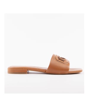 Guess Tarisha Damen Pantoletten Braun Synthetik. Authentischer Schuh der Marke Guess - Streetwear/Sportswear Design von Guess - Guess für modebewusste Frauen, perfekt für den Alltag - Die braunen Pantoletten von Guess passen perfekt zu Ihrer Garderobe - Bequemer Synthetikstoff - Klassische Schnalle - Tarisha - Synthetik