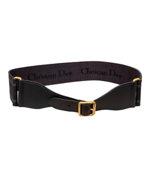 Empfohlener Verkaufspreis
Der breite Christian Dior Canvas-Gürtel aus schwarzem Canvas mit Lederakzenten, goldfarbenen Metallteilen und einem Schnallenverschluss mit Logo verleiht jedem Outfit einen Hauch von Markenflair. Der perfekte Taillengürtel vereint Funktionalität mit stilvollem Design.

Gesicherte Produktechtheit: Dieses Produkt wird von einem renommierten und vertrauenswürdigen Partner geliefert.

Mit diesem Kauf bewahren Sie ikonische Handwerkskunst, würdigen Traditionen und genießen die Schönheit des bewussten Einkaufens. Maße: Breite: 6 mm, Länge: 96 mm