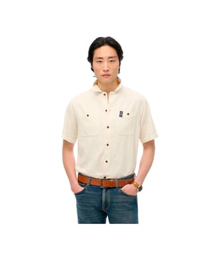 Superdry Merchant Herrenhemd Beige Baumwolle. Authentisches Kleidungsstück der Marke Superdry - Streetwear/Sportswear-Design von Superdry - Superdry für Herren Mode, perfekt für den Alltag - Das beige Superdry Hemd lässt sich ideal mit dem Rest Ihrer Garderobe kombinieren - Bequemes Material aus Baumwolle - klassisch - Merchant -