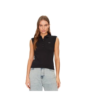 Polo Guess G Force Femme Schwarz Baumwolle. Authentisches Kleidungsstück der Marke Guess - Streetwear/Sportswear-Design von Guess - Guess für modebewusste Frauen, perfekt für den Alltag - Schwarzes Polo von Guess lässt sich ideal mit dem Rest Ihrer Garderobe kombinieren - bequeme Baumwollqualität - klassisch - G Force -