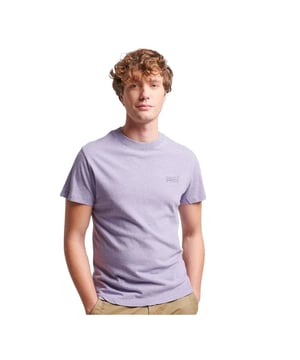 T-Shirt Superdry Vintage Logo Herren Lila Baumwolle. Authentisches Kleidungsstück der Marke Superdry - Streetwear/Sportswear Design von Superdry - Superdry für Herren Mode, perfekt für den Alltag - T-Shirt von Superdry in lila passt hervorragend zu Ihrer Garderobe - bequeme Baumwollqualität - klassisch - Vintage Logo -