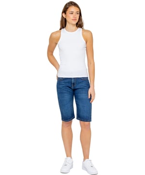 Rüste deine Sommergarderobe mit den Enzo Damen langen Denim-Shorts auf – ein Must-have für mühelosen Stil bei warmem Wetter. Diese Shorts im schmeichelhaften Bermuda-Stil sind aus weichem Stretchstoff gefertigt und bieten eine bequeme Passform, die sich mit dir bewegt. Mit einem klassischen 5-Taschen-Design, einschließlich Münztasche, und einem sicheren Reißverschluss vereinen sie Praktikabilität mit zeitloser Eleganz.