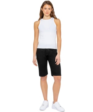 Erweitern Sie Ihre Sommergarderobe mit den Enzo Women's Long Denim Shorts - ein Must-have für mühelosen Stil bei warmem Wetter. Diese Denim-Shorts im schmeichelhaften Bermuda-Stil mit mittlerer Leibhöhe sind aus weichem Stretch-Stoff gefertigt und bieten eine bequeme Passform, die sich mit Ihnen bewegt. Mit einem klassischen 5-Taschen-Design, einschließlich einer Münztasche, und einem sicheren Reißverschluss, verbinden sie Praktikabilität mit zeitloser Attraktivität.(659)