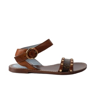 Empfohlener Verkaufspreis
Die flache Sandale Passenger ist aus Kalbsleder gefertigt und verfügt über einen Riemen aus Louis Vuittons ikonischem Monogram Canvas. Dieser Riemen ist zusätzlich mit einer doppelten Nietenreihe verziert, die von den klassischen Louis Vuitton Kofferbeschlägen inspiriert ist. Ein verstellbarer Knöchelriemen mit der charakteristischen runden Louis Vuitton Schnalle rundet das Modell ab.

Lieferumfang: Staubbeutel

Gesicherte Produktauthentizität: Dieses Produkt wird von einem renommierten und vertrauenswürdigen Partner geliefert.

Mit diesem Kauf bewahren Sie ikonische Handwerkskunst, würdigen Tradition und genießen die Schönheit des bewussten Einkaufens. Maße: Länge: 255 mm