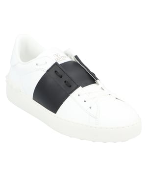 100 % Kalbsleder

Sneaker aus Kalbsleder mit kontrastfarbenem Band und Gumminieten an der Ferse. Hergestellt in Italien.