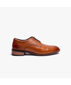 These men's Oxford lace-up shoes feature a leather upper and lining with a synthetic sole, offering comfort and breathability for formal occasions