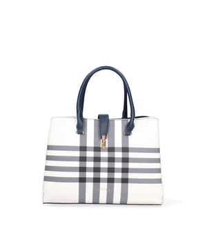 Damenhandtasche mit Reißverschluss. eine Innentasche mit Reißverschluss und eine offene. fehlende Außentaschen. fehlender Schultergurt. Im PU-Griff. ein Innenfach.  Außenmaterial: Innenmaterial: 100 % Polyester. Maße: 33x23x10 cm. Modeprodukt