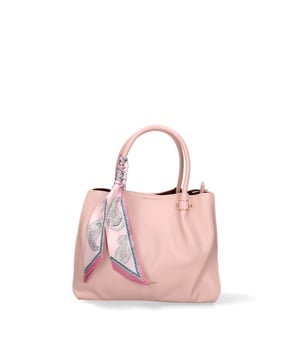 Bolso de mujer. El cierre es con botón magnético. Los bolsillos internos tienen cremallera. Los bolsillos externos están ausentes. La correa para el hombro es ajustable y extraíble. El mango está fabricado en PU. Hay dos compartimentos internos. El material externo es 100%PU. Internamente es 100% Poliéster. Medidas: 26x21x9 cm. Producto de moda
