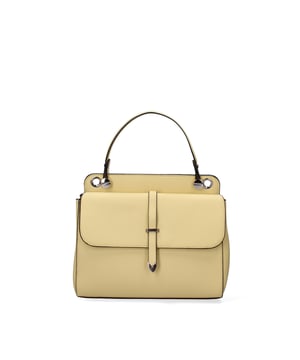 Bolso de mujer. El cierre es con botón magnético. Los bolsillos internos tienen cremallera. Los bolsillos externos están ausentes. La correa para el hombro es ajustable y extraíble. El mango está fabricado en PU. Hay un compartimento interno. El material externo es 100%PU. Internamente es 100% Poliéster. Medidas: 27,5x23x10 cm. Producto de moda