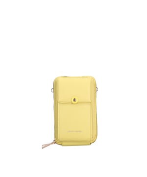 Soporte para celular para mujer. El cierre es con cremallera. Los bolsillos internos tienen cremallera y tarjetero. Los bolsillos externos son uno frontal con imán. La bandolera es ajustable y extraíble en tejido. Falta el mango. Hay un compartimento interno. El material externo es 100%PU. Internamente es 100% Poliéster. Medidas: 12,5x19,5x7 cm. Producto de moda