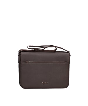 Bolso bandolera para mujer. El cierre es con botón magnético. Los bolsillos internos son uno con cremallera. Los bolsillos externos son uno frontal con cremallera. La bandolera es ajustable en piel. Falta el mango. Hay un compartimento interno. El material exterior es 100% Piel Auténtica. Internamente es 100% Poliéster. Medidas: 34x24x10 cm. Producto de moda