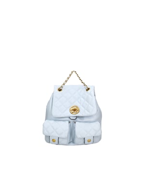 Mochila de mujer. El cierre es con cierre de giro. Los bolsillos internos son uno con cremallera. Los bolsillos externos son dos bolsillos delanteros con cierres giratorios. La bandolera es de cadena. El mango es de cadena. Hay un compartimento interno. El material externo es 100%PU. Internamente es 100% Poliéster. Medidas: 20x21x12 cm. Producto de moda