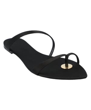 Die Tanger Slide-Sandalen von Saint Laurent sind perfekt, um Ihre Alltagsgarderobe aufzupeppen. Sie präsentieren sich in einem komplett aus Satin-Krêpe gefertigten Design mit einem goldfarbenen Medaillon mit Saint Laurent-Gravur auf der Innensohle.

Mit einer flachen Ledersohle, einer spitzen, mandelförmigen Zehenpartie und einem asymmetrischen Fußgewölbe liegt die Marke voll im Trend der eleganten Eleganz.

Schwarzer Satin

Hergestellt in: Italien