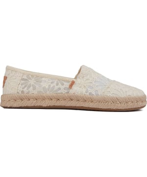 Estas zapatillas de deporte de encaje TOMS Alpargata Rope Floral te dan un toque bohemio chic con la entresuela reforzada con cuerda, la parte superior de encaje floral y el diseño informal sin cordones. La innovadora plantilla OrthoLite® Eco LT-Hybrid™, fabricada con un 26 % de contenido ecológico, garantiza comodidad y transpirabilidad para unos pies felices. Este icónico zapato vegano obtuvo otra actualización fresca y contemporánea y es el calzado casual definitivo, lo que hace que sea fácil ir sin esfuerzo y ser bonito con la conciencia tranquila.