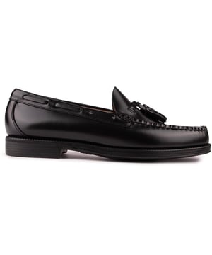Los mocasines con borlas Bass Larkin de G.H. Bass, en cuero negro pulido, tienen un diseño fácil de poner con un aspecto exquisito. Los zapatos inspirados en mocasines cuentan con costuras a mano en un hilo de cera tonal, un cosido de borde a borde en el tacón, una plantilla de cuero con un logotipo en dorado y una suela de goma compuesta suave con un footbed de poliuretano interno para mayor comodidad. Una excelente opción para complementar tus looks elegantes del día a día y conjuntos refinados.