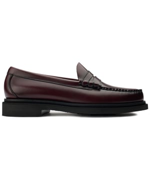 Verändern Sie Ihr Schuhspiel mit dem Step Larson Penny Loafer von G.H.Bass, einem schwarzen Leder-Schatz, der ausschließlich mit den traditionellen Handnähtechniken von G.H.Bass handgefertigt ist. Die Schuhe zeichnen sich durch innovative Step-Welt-Details aus, die die Sohle mit dem Obermaterial verbinden und den Loafern ein neues, erhöhtes Profil verleihen. Ein neues, anspruchsvolles Design mit einem modernen Akzent sorgt für zusätzlichen Halt, Langlebigkeit, Komfort und Stil.