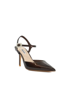 Voeg een vleugje glamour toe aan je gelegenheden met onze Channel pumps. Op een stilettohak rustend, heeft de tweedelige enkelband een opvallende diamanten gesp, die dimensie en ondersteuning biedt.