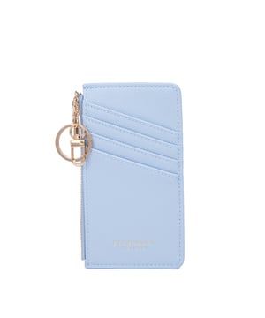 Cartera de mujer. El cierre es con cremallera. Faltan bolsillos internos. Los bolsillos exteriores son tarjeteros. Falta la correa para el hombro. Falta el mango. Hay un compartimento interno. El material exterior es Cuero Vegano/Pu. Internamente no está forrado. Medidas: 15x19x1 cm. Producto de moda