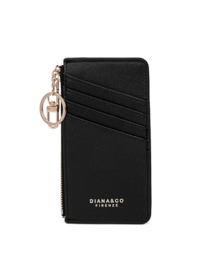 Cartera de mujer. El cierre es con cremallera. Faltan bolsillos internos. Los bolsillos exteriores son tarjeteros. Falta la correa para el hombro. Falta el mango. Hay un compartimento interno. El material exterior es Cuero Vegano/Pu. Internamente no está forrado. Medidas: 15x19x1 cm. Producto de moda
