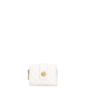 Damenbrieftasche mit Drehverschluss. Innentaschen für Kartenhalter, Geldscheinhalter und Münzhalter. eine Rückseite mit Reißverschluss-Außentaschen. fehlender Schultergurt. fehlender Griff. ein Innenfach.  Außenmaterial: Innenmaterial: 100 % Polyester. Maße: 9x10x2 cm. Modeprodukt